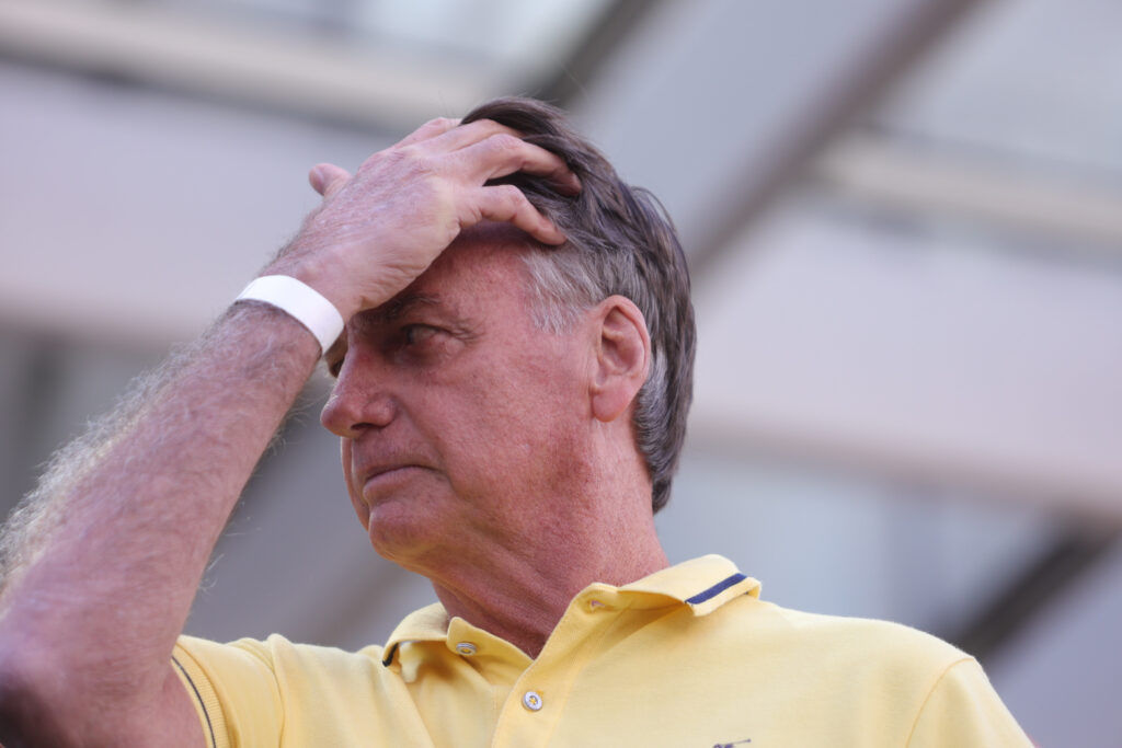 bolsonaro-chora-ao-receber-visita:-“minha-vida-ja-acabou”