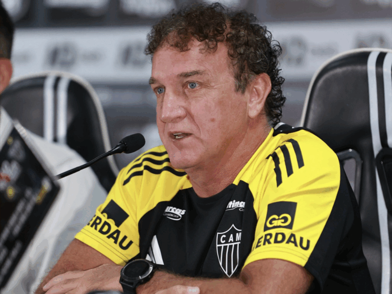 pressionado-apos-derrota-no-classico,-cuca-tem-futuro-em-debate-no-atletico-mg