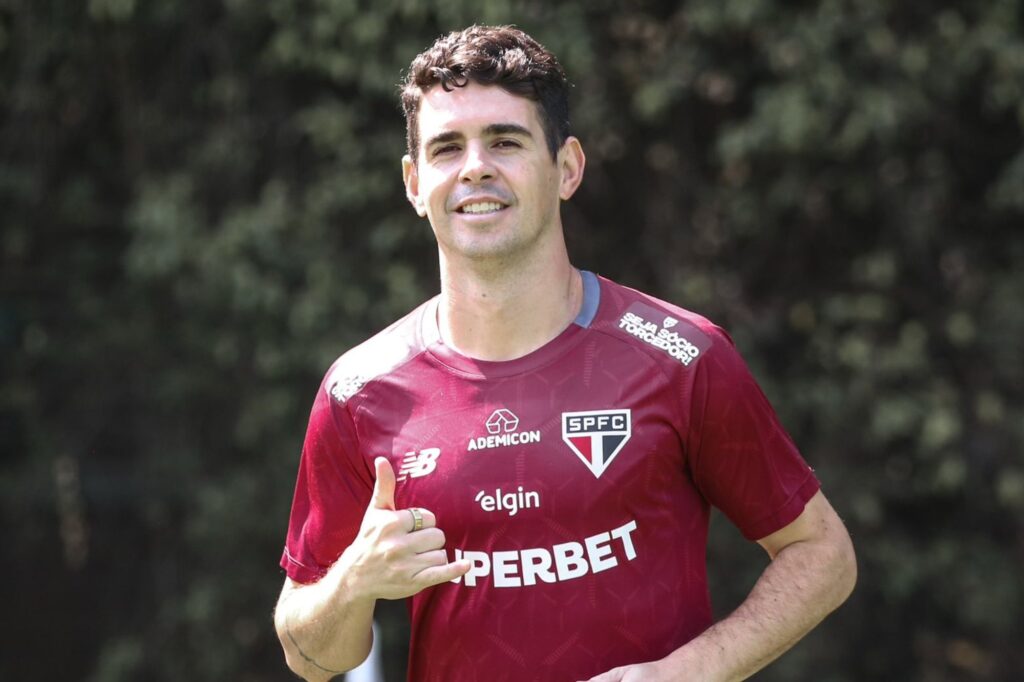 oscar-aparece-em-treino-do-sao-paulo-apos-lesao-na-regiao-lombar