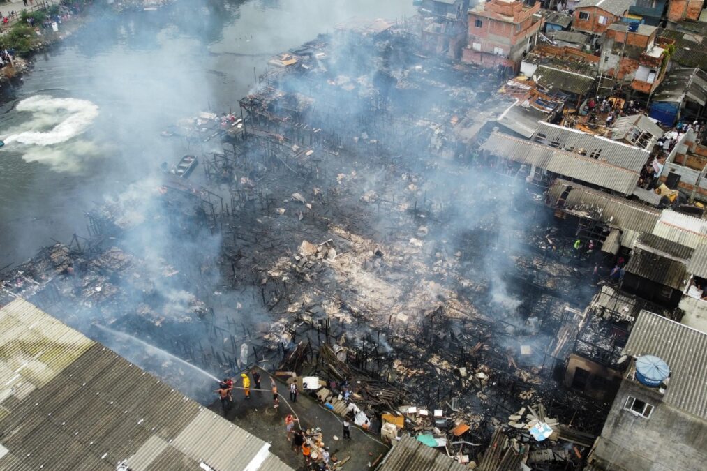 Veja como ficou a comunidade atingida por grande incêndio em Santos