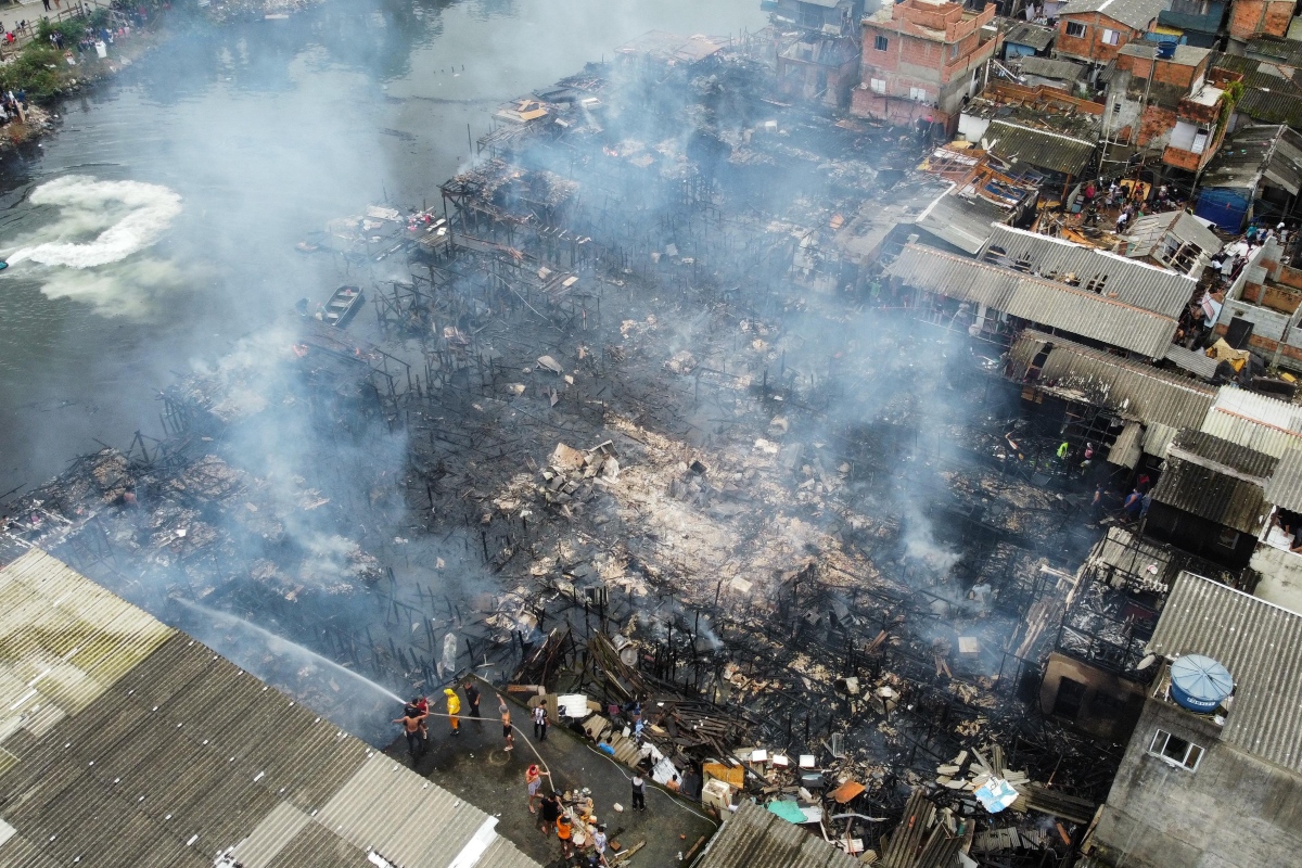 Veja como ficou a comunidade atingida por grande incêndio em Santos