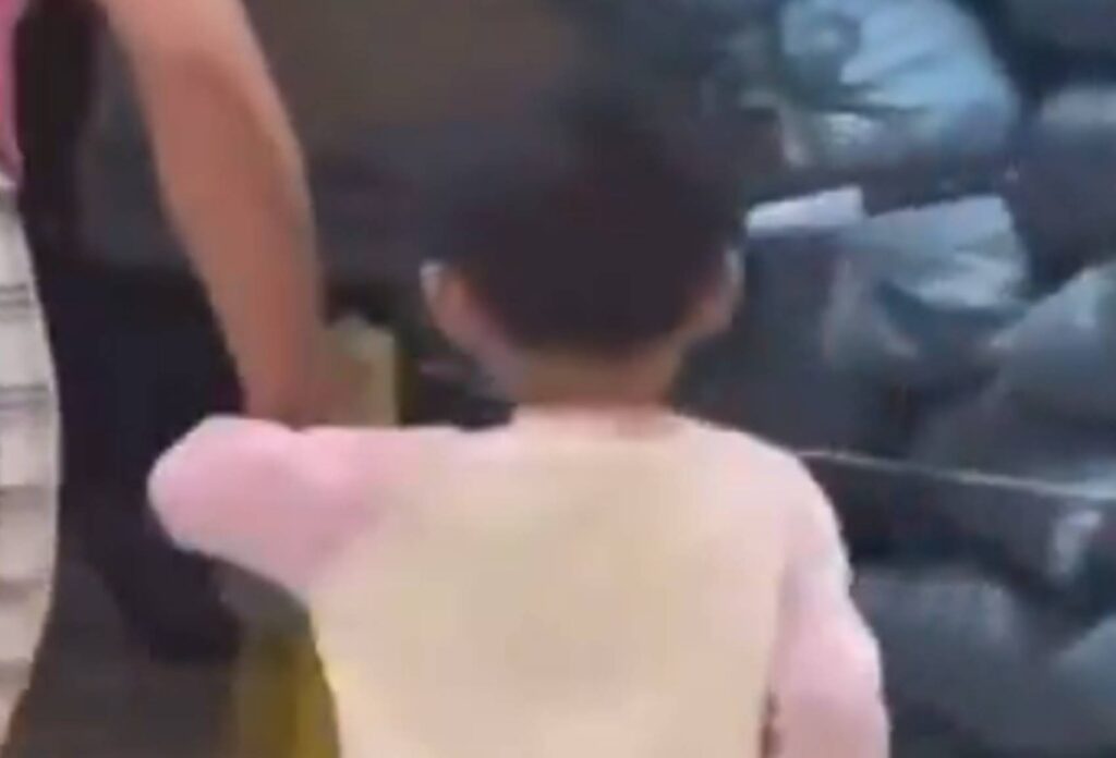 mae-entra-em-surto-e-atinge-filha-com-facada-na-cabeca-na-china.-video