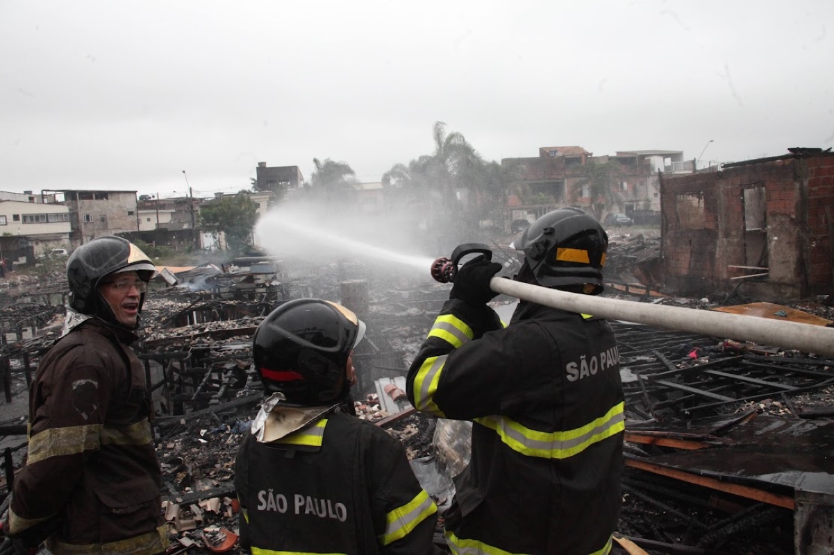 Incêndio em comunidade afeta 100 famílias e prefeitura pede ajuda