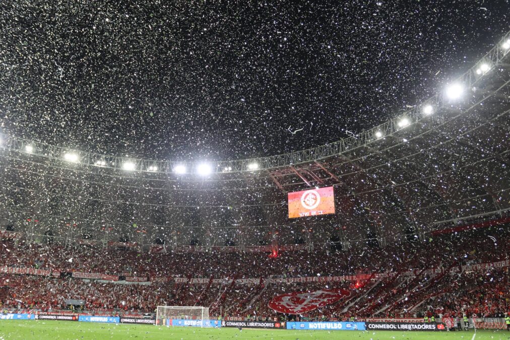 Internacional é denunciado pela CONMEBOL após confusão com papel picado