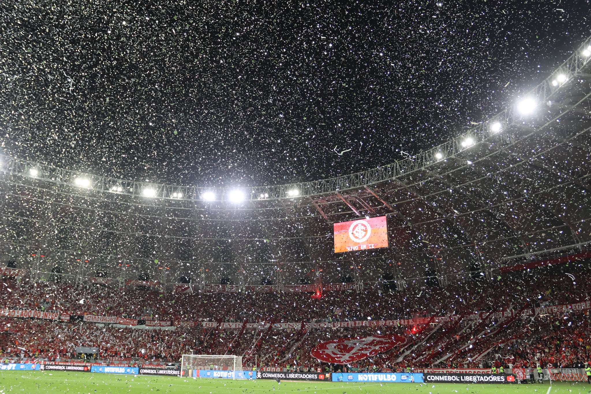 Internacional é denunciado pela CONMEBOL após confusão com papel picado