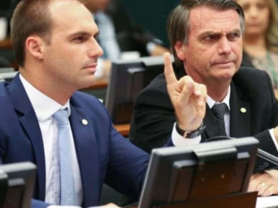Bolsonaro e Eduardo podem ser responsabilizados por contrato milionário nos EUA