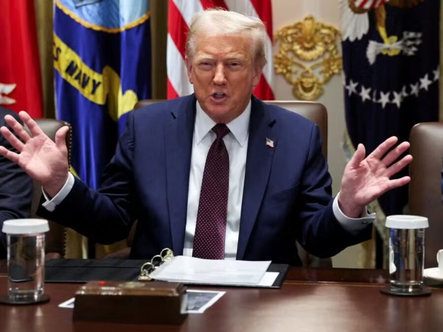 Trump reaparece em campo de golfe após rumores de morte nas redes sociais