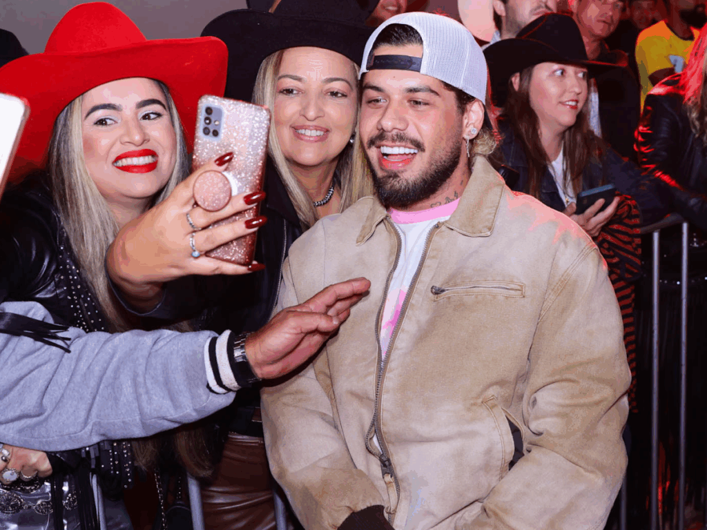 poliana-prestigia-show-de-ze-felipe-e-ora-pelo-filho-durante-apresentacao-em-barretos