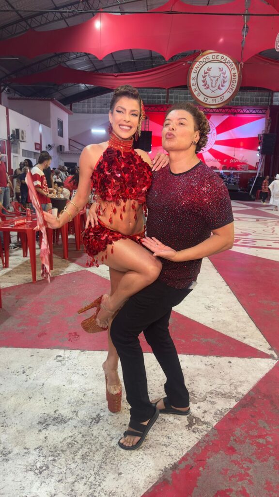 assumidissimos!-empresario-de-ze-neto-e-cristiano-acompanha-jaquelline-em escola de samba