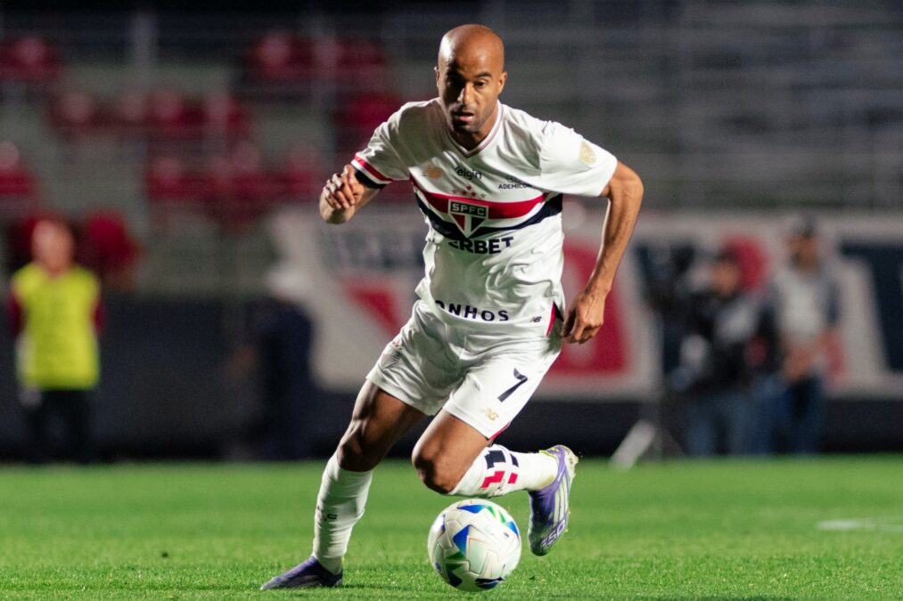 Lucas, do São Paulo, se diz aliviado após cirurgia: “Zero bala”