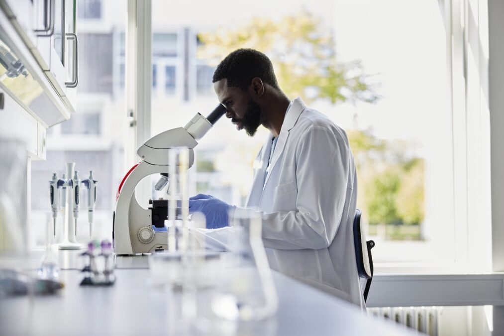 Fuga de cérebros: o que o Brasil faz para evitar saída de cientistas?