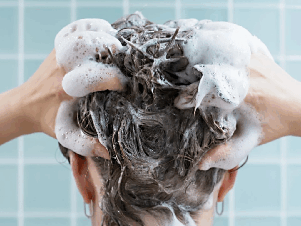 fios-limpos:-especialista-explica-quantas-vezes-por-semana-o-cabelo-deve-ser-lavado