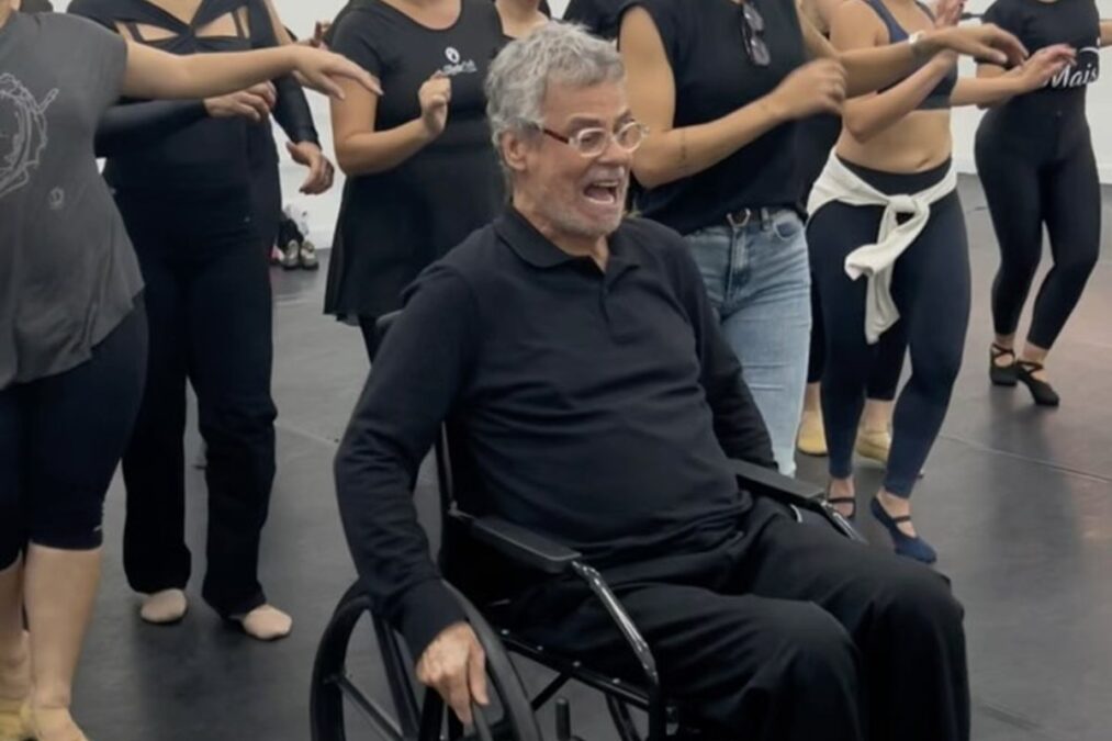 Entenda por que Carlinhos de Jesus está usando cadeira de rodas