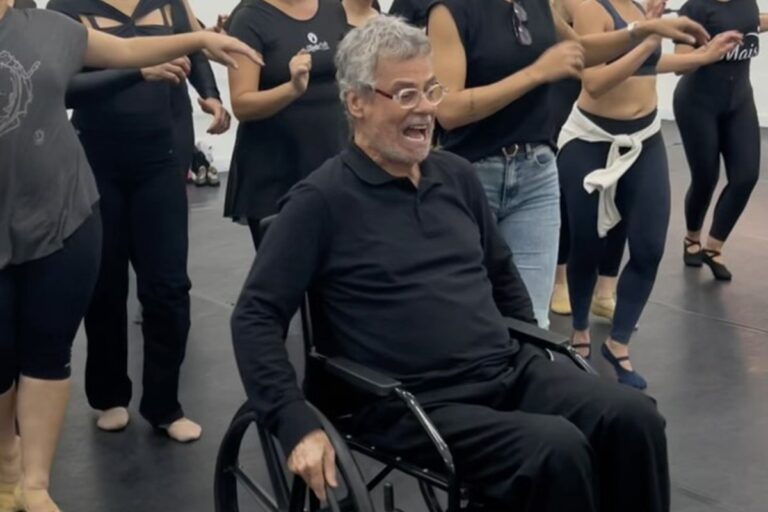 entenda-por-que-carlinhos-de-jesus-esta-usando-cadeira-de-rodas