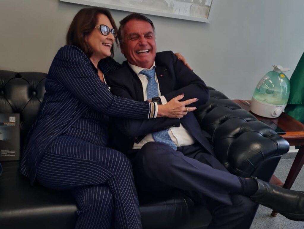 damares-podera-visitar-bolsonaro,-mas-tera-porta-malas-revistado