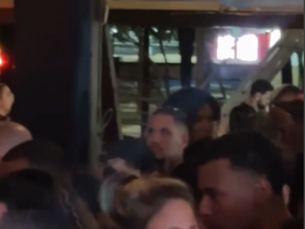 Lesionado, Paulinho é flagrado em pagode no Rio durante jogo do Corinthians x Palmeiras