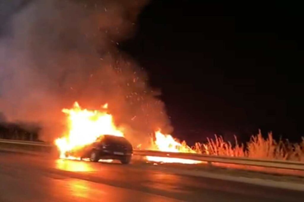 video:-carro-pega-fogo-e-assusta-motoristas-na-br-020