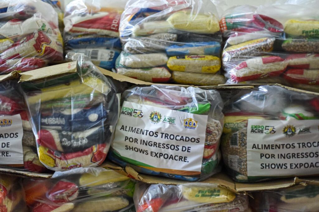 Mais de 80 instituições recebem 3 mil cestas básicas montadas com alimentos arrecadados na Expoacre