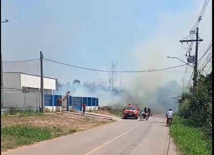 Bombeiros combatem incêndio no bairro Florentino, em Sena Madureira