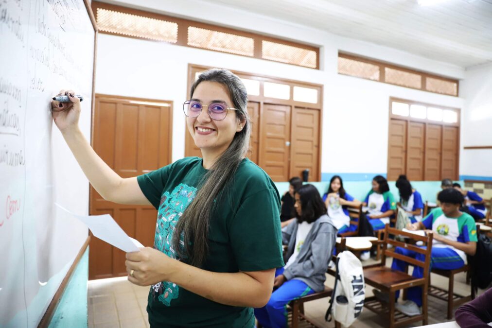Governo do Acre convoca professores e assistentes educacionais para assinatura de contrato