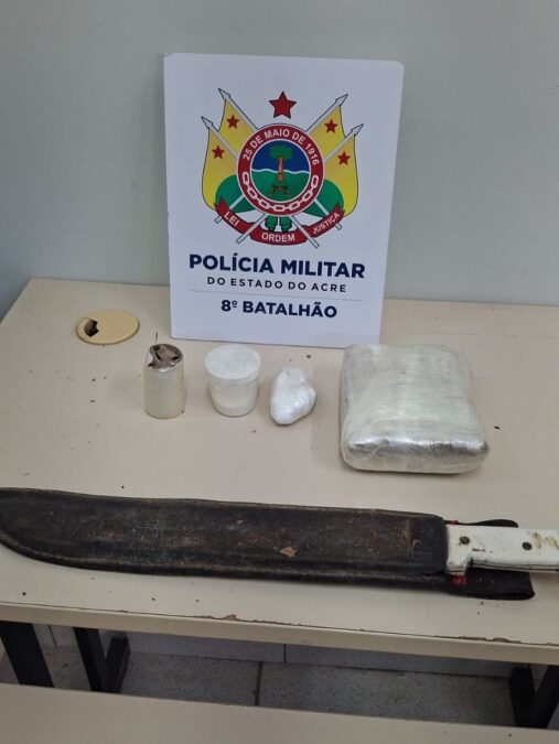 Foragido é preso com drogas e terçado durante patrulhamento em Sena Madureira