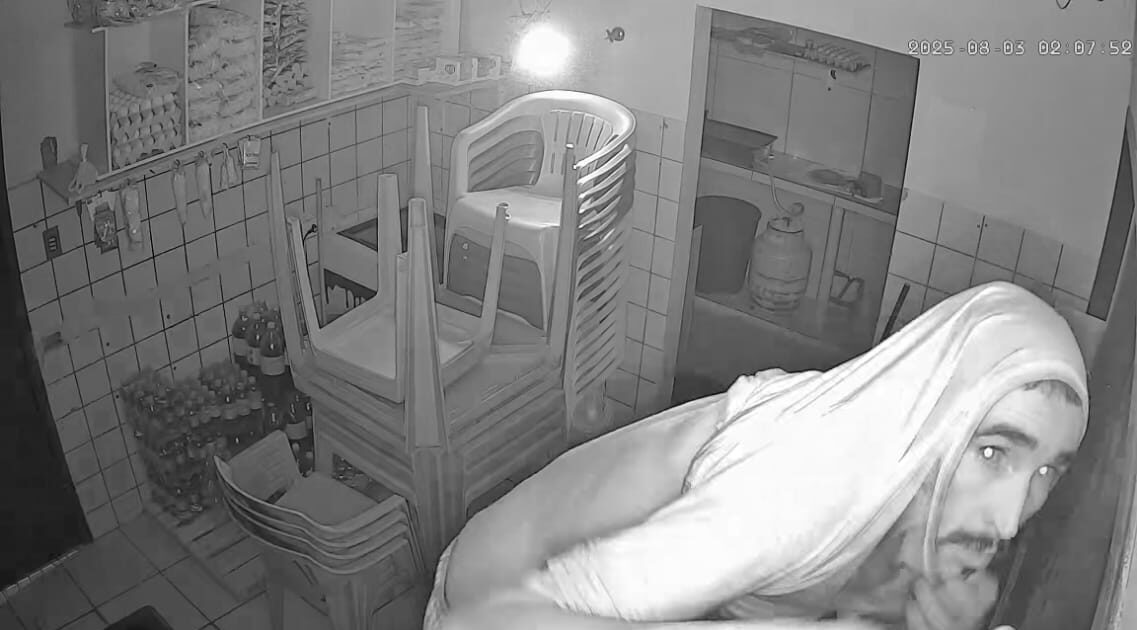 VÍDEO: Homem arromba e furta lanchonete durante a madrugada em Sena Madureira