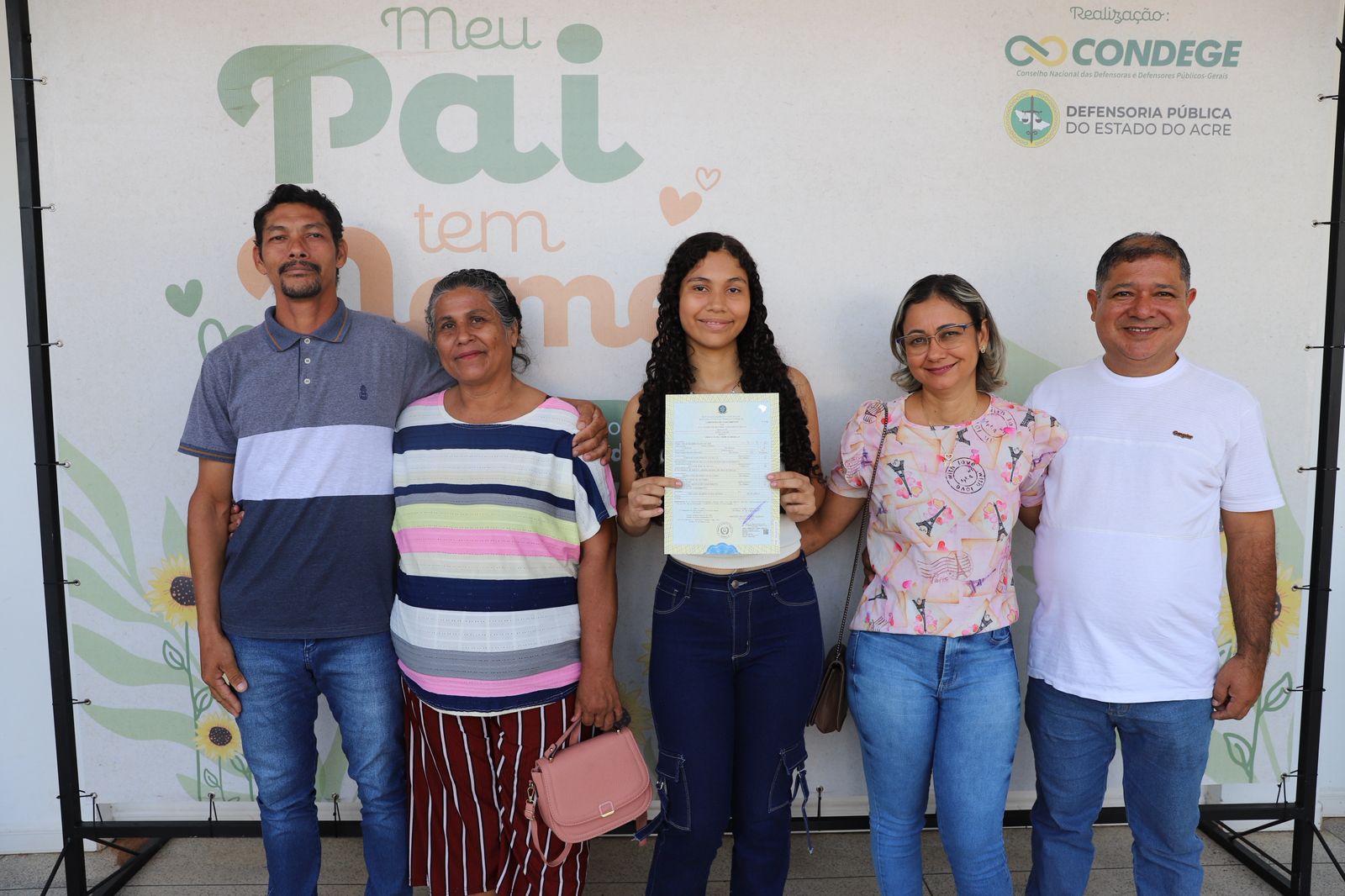 Quatro corações, uma só família. Ana Clara cercada pelo amor dos pais biológicos e dos tios que a criaram como filha. Uma união marcada pelo afeto, pelo respeito e pela certeza de que família é onde o amor decide morar. Foto: Agatha Lima DPE/AC