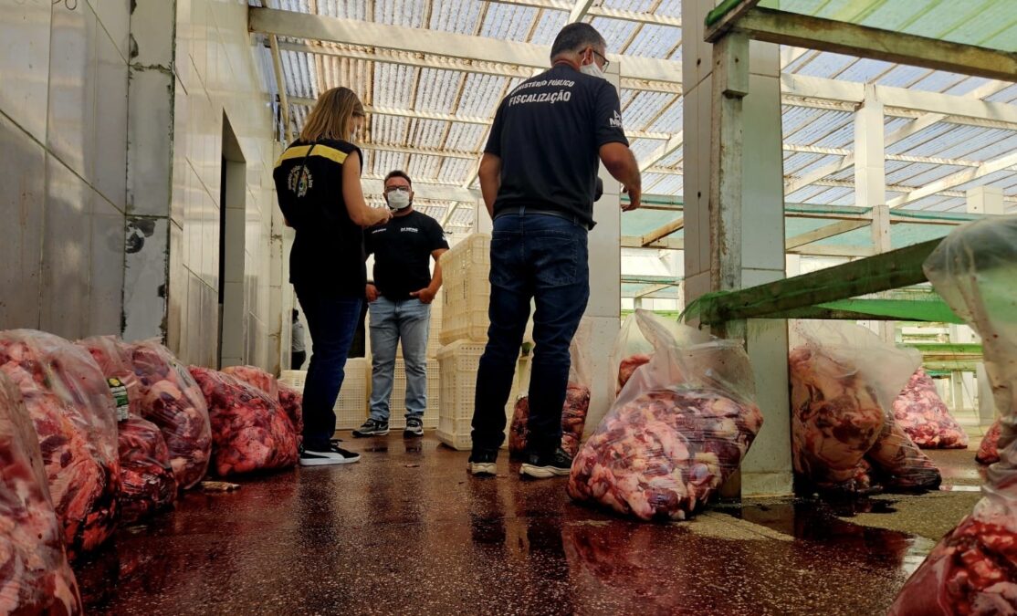 Frigorífico é lacrado no Acre após apreensão de 4 toneladas de carne imprópria para consumo