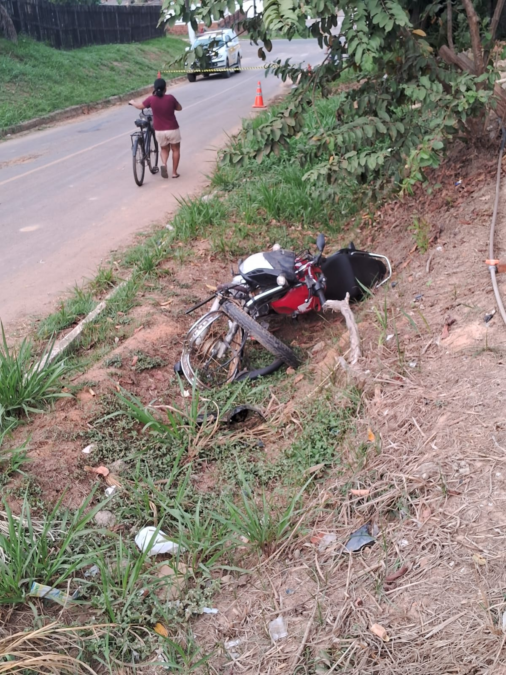 Motociclista é arremessado após desviar de buraco em via pública; populares denunciam descaso