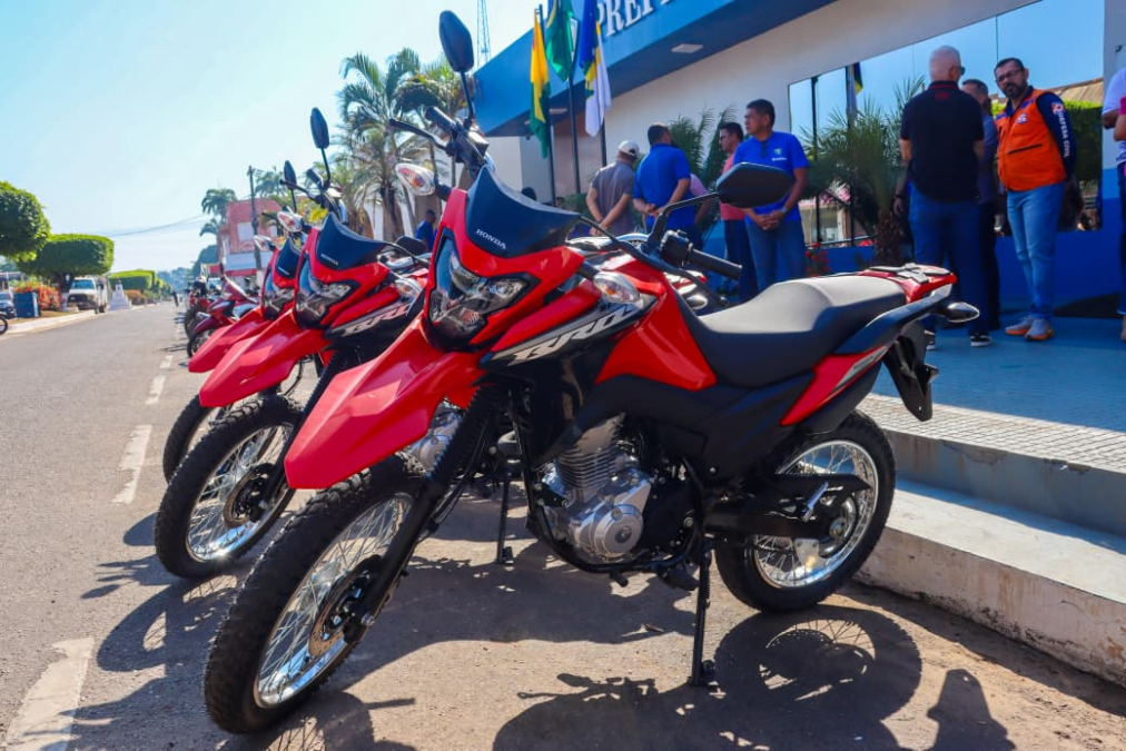 Brasiléia recebe três motos 0 km e investimento em iluminação pública através de emenda do deputado Arlenilson Cunha