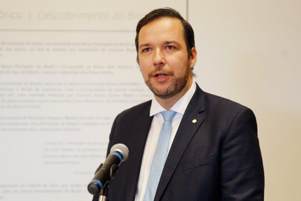 tecnico-ou-politico?-quem-e-renato-gomes,-diretor-do-bc-que-vai-decidir-futuro-do-master