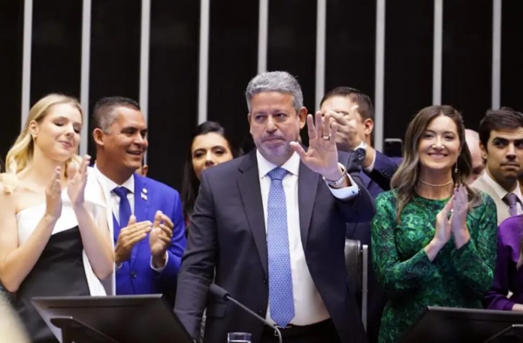 Moraes libera visita de Arthur Lira a Bolsonaro antes de julgamento no STF