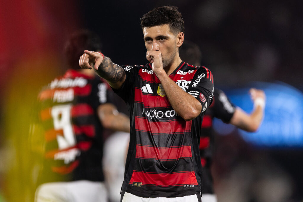 arrascaeta,-meia-do-flamengo,-anuncia-que-sera-pai-de-menino;-veja