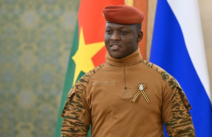 junta-militar-que-governa-burkina-faso-proibe-homossexualidade-no-pais