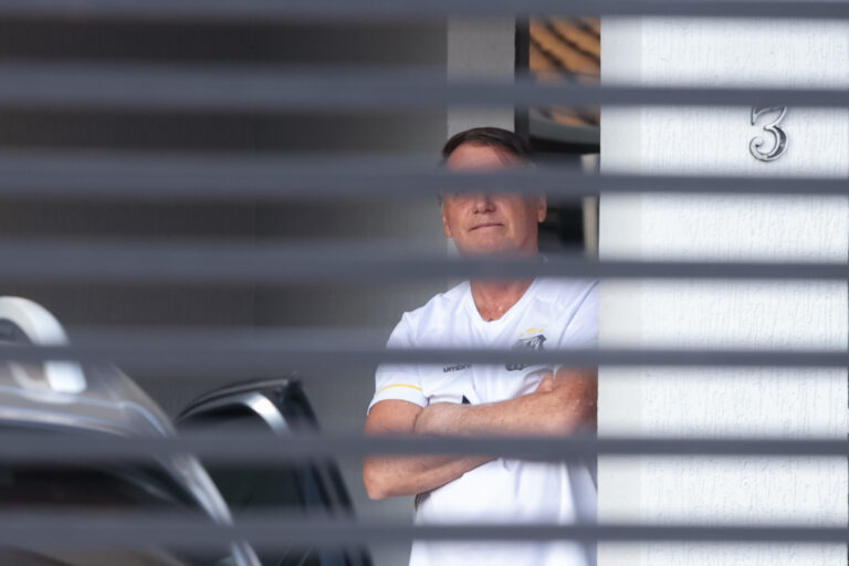 analise:-agora-so-a-politica-salva-bolsonaro