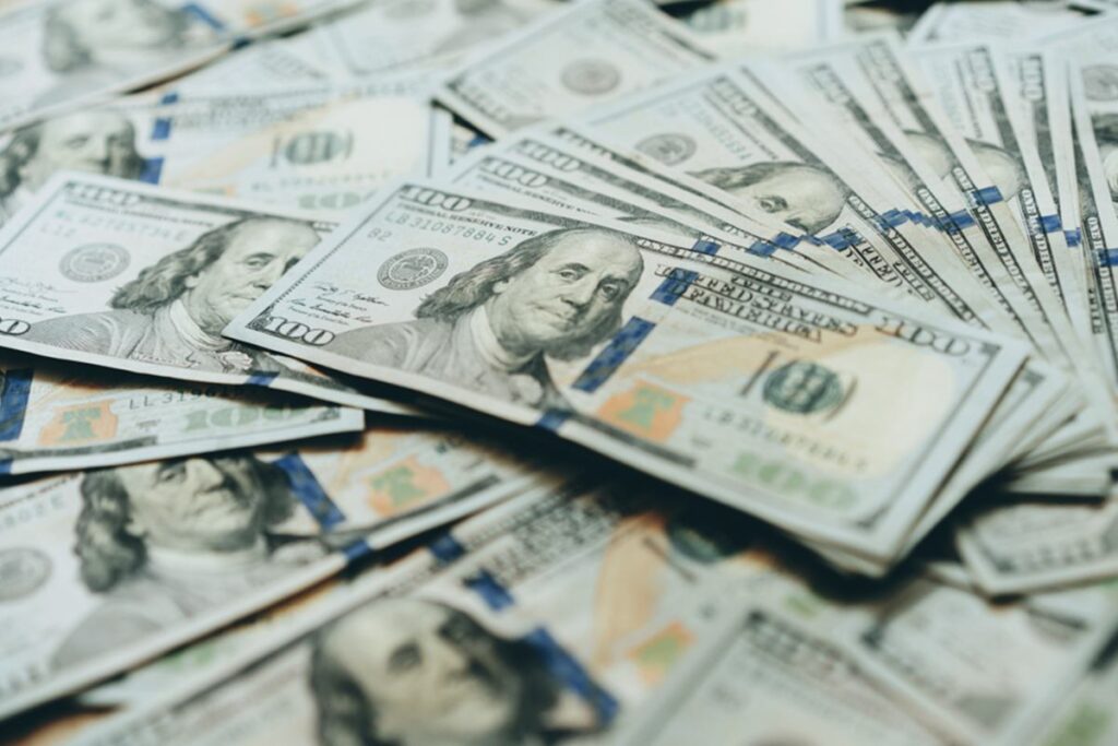 dolar-abre-em-alta-com-pib-do-brasil-e-julgamento-de-bolsonaro-no-stf