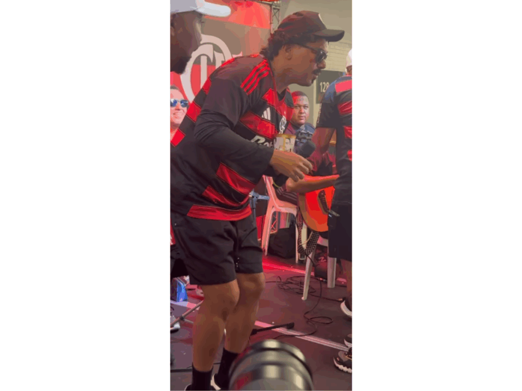 bruno-mars,-e-voce?-vocalista-do-sorriso-maroto-surge-disfarcado-em-samba-no-maracana