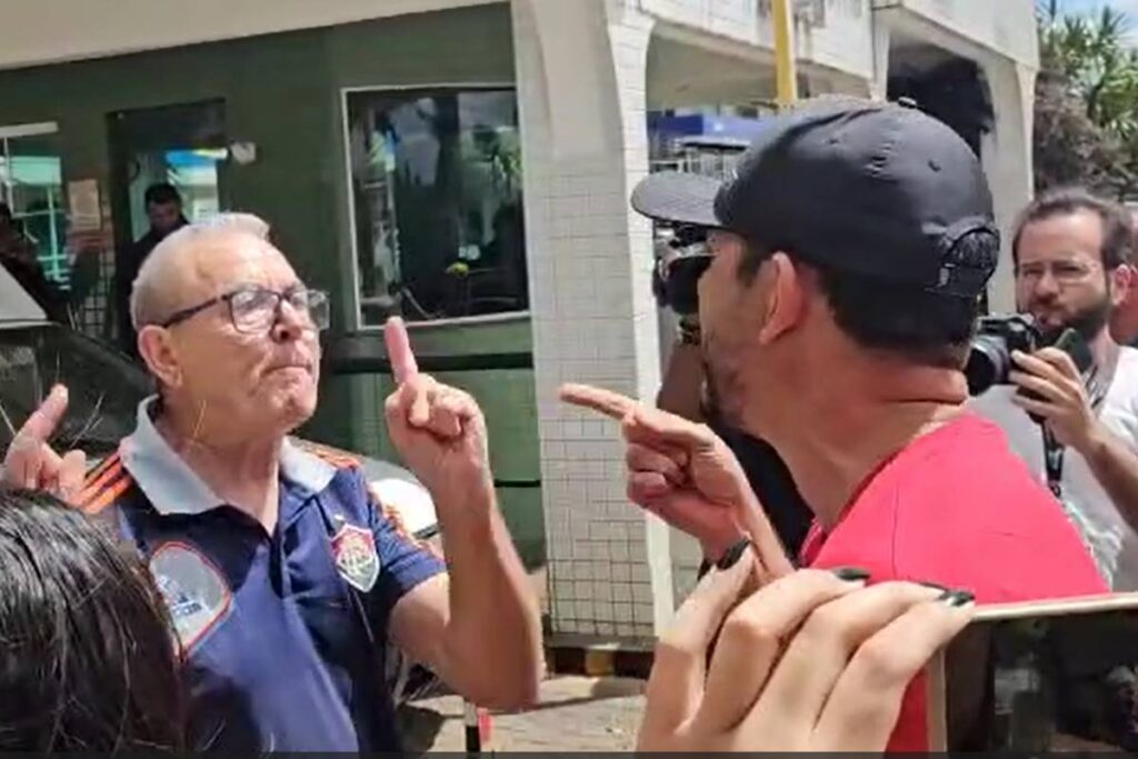 video:-apoiador-bate-boca-e-arranca-faixa-que-pede-prisao-de-bolsonaro