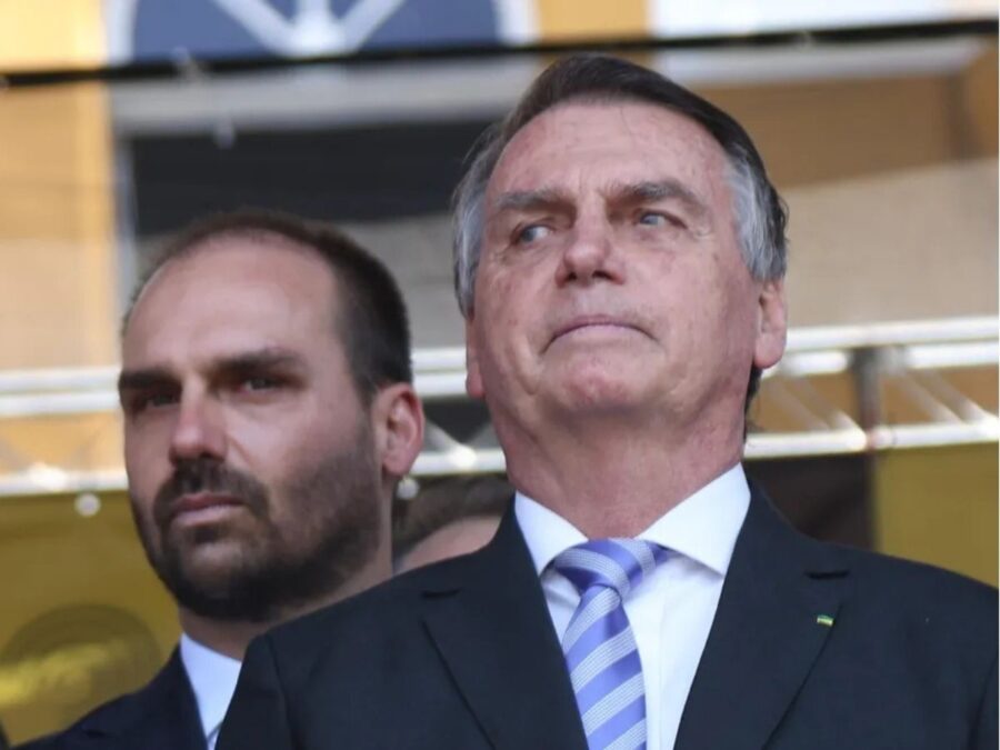 Bolsonaro assiste julgamento no STF ao lado de dois filhos; Michelle cumpre agenda no PL