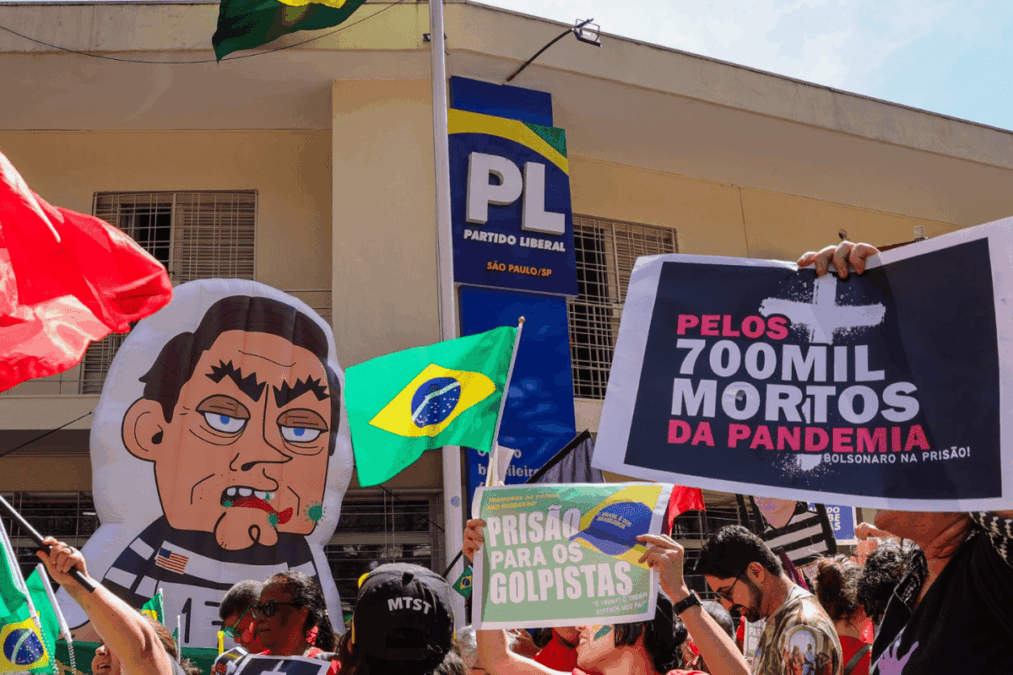 MTST leva boneco inflável a protesto em SP e pede prisão de Bolsonaro