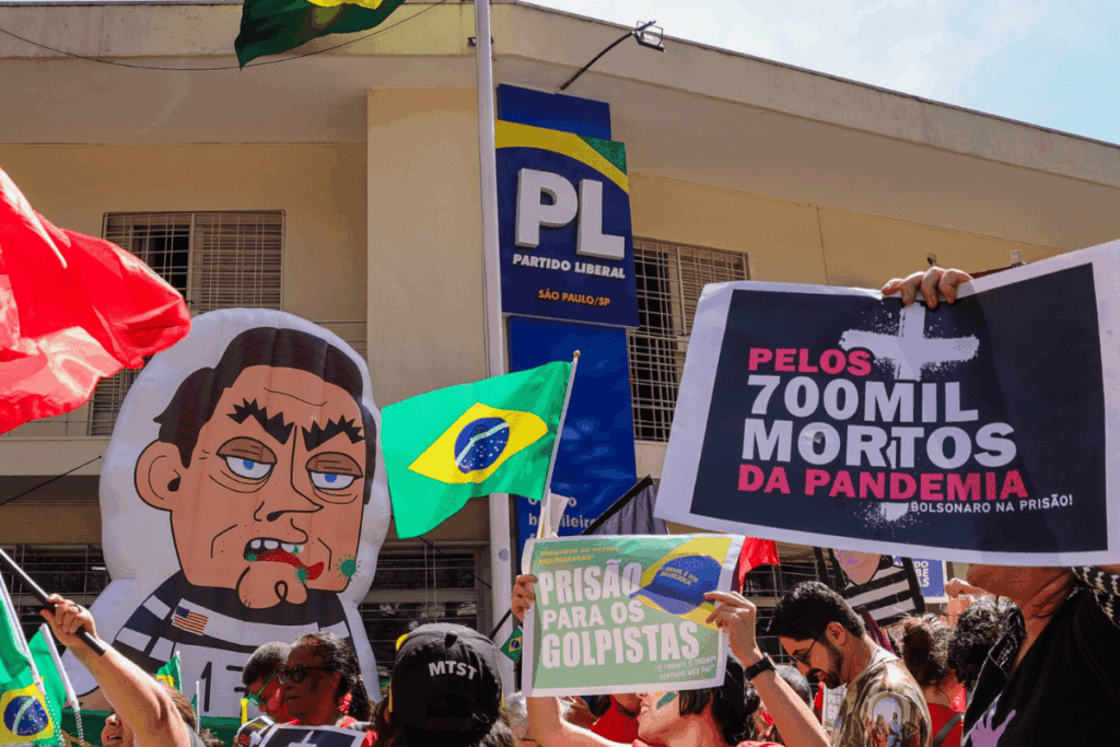 mtst-leva-boneco-inflavel-a-protesto-em-sp-e-pede-prisao-de-bolsonaro