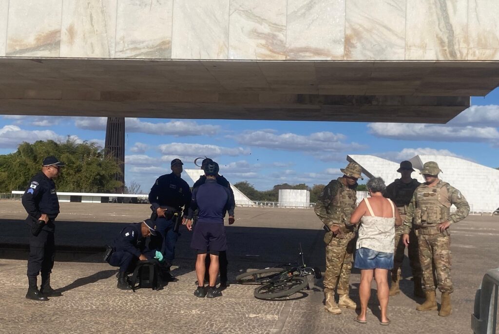 praca-dos-tres-poderes:-ate-turistas-sao-revistados-em-dia-de-julgamento