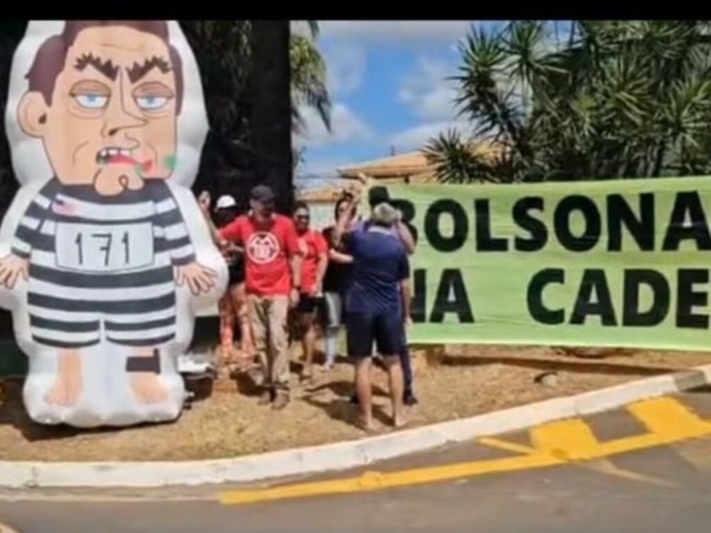 manifestacao-do-mtst-em-frente-ao-condominio-de-bolsonaro-gera-confronto-com-apoiadores