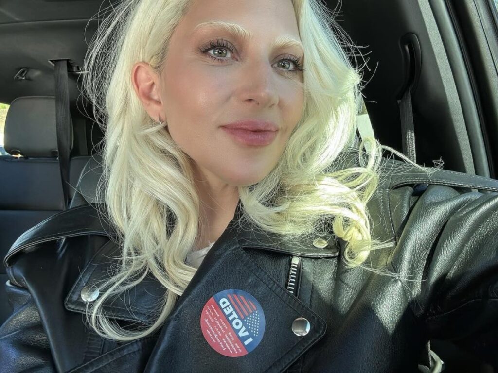 lady-gaga-posa-com-tim-burton-e-divulga-horario-do-lancamento-de-“the-dead-dance”