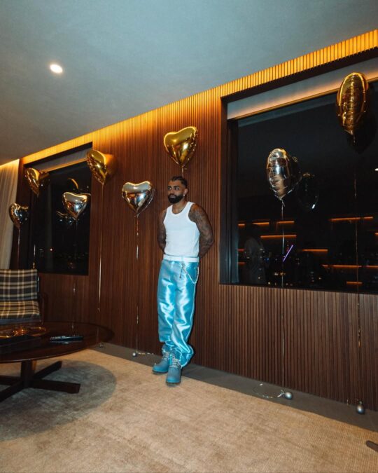 Gabigol abre álbum do aniversário de 29 anos com Neymar Jr. e Rafaella Santos; confira