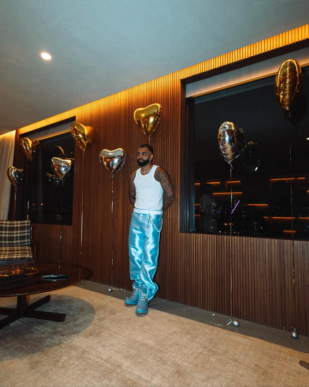 Gabigol abre álbum do aniversário de 29 anos com Neymar Jr. e Rafaella Santos; confira