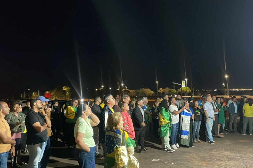 Apoiadores fazem vigília após 1º dia do julgamento de Bolsonaro. Vídeo