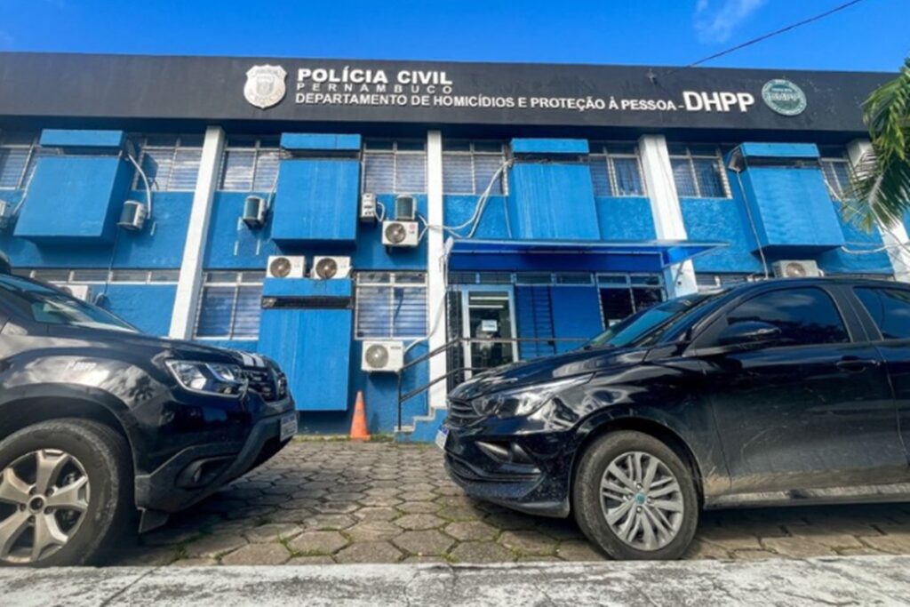 crianca-morre-e-corpo-e-deixado-24-horas-no-sofa;-pais-sao-irmaos