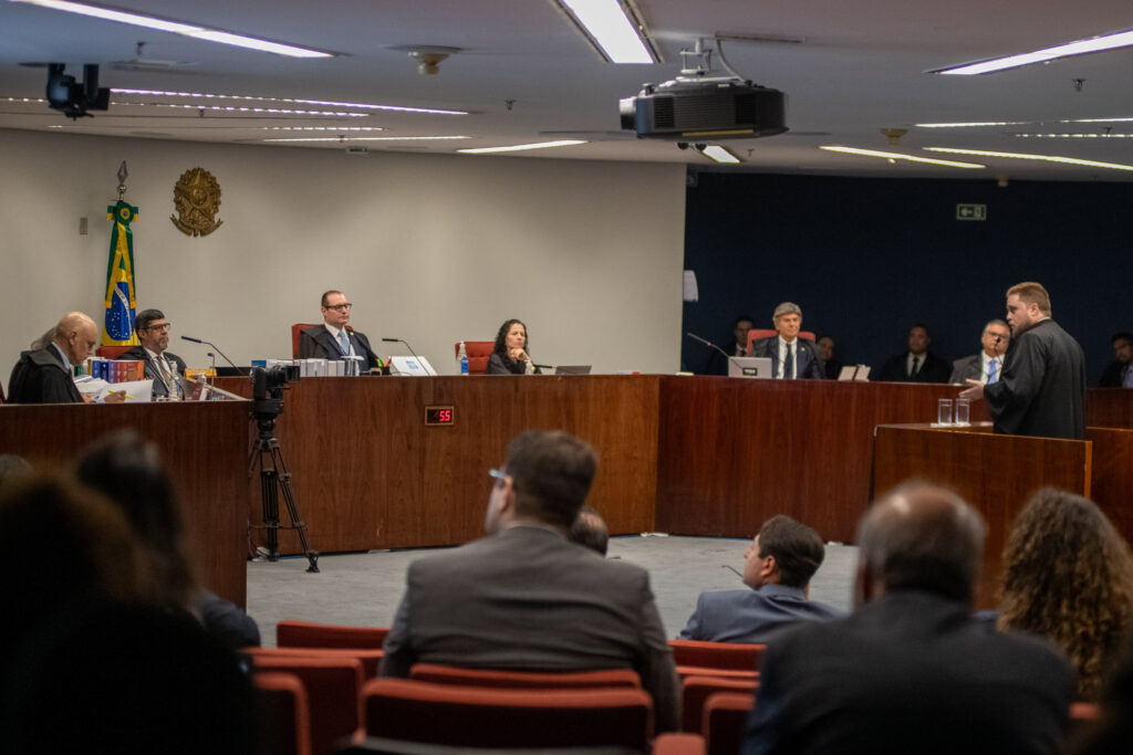 defesa-tenta-desvincular-heleno-de-bolsonaro:-“afastamento-comprovado”