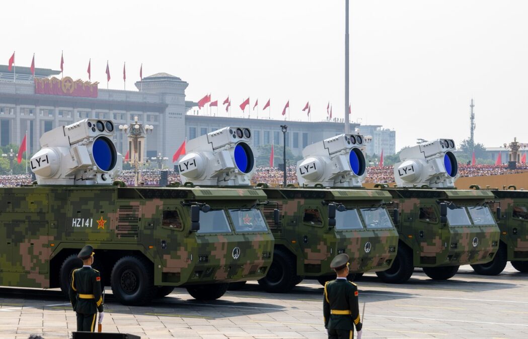 Xi Jinping revela nova arma a laser da China. Vídeo